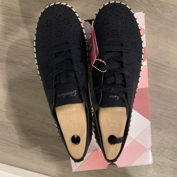 Women’s Skechers memory foam sneaker - Picture 2 of 5